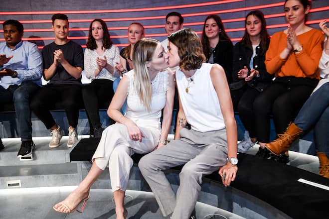 FOTO: Sabine Wunderlin , 18. 5.2018. Zürich.ARENA Sendung Thema "Ehe für alle?"Mit Dimnique Rinderknecht (28) und Tamy Glauser (33).Und Kathrin Bertschy NR GLP) pro.Kontra sind Ruedi Löffel (56) EVP und Regula Lehmann von der konservativen Stiftung "Zukunft.ch".BILD: Dominique und Tamy vor der Sendung