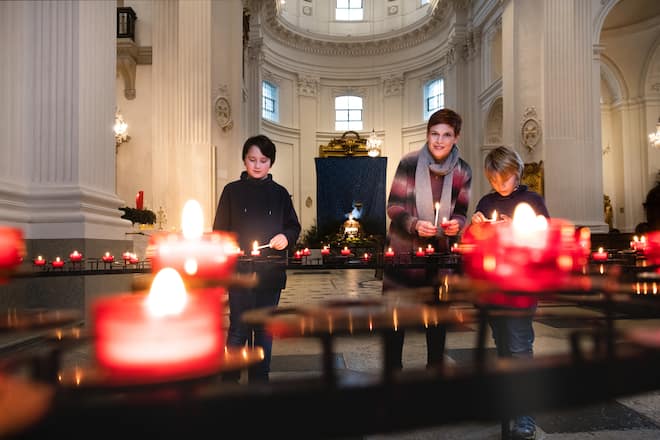 Regligionsgeschichte, Sandra Boner, Moderatorin, 15. Dezember 2020, Solotthurn, mit den beiden Söhnen Nelson (blond) und Miles (baun)