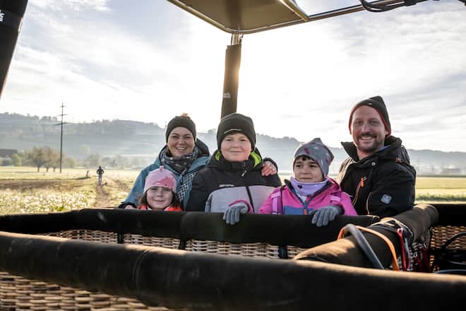 Ready für den Start: Jasmine und Dominic Rey mit ihren Kindern Joel (M.), Leonie und Lennja.