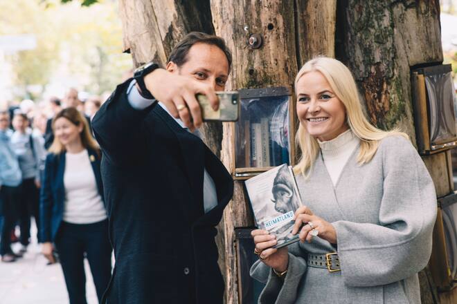 Kronprinzessin Mette-Marit (NO), Kronprinz Haakon (NO), während eines Foto- und Interview-Termins im Rahmen der Reise zur Vorstellung der Norwegen-Anthologie "Heimatland... Und andere Geschichten aus Norwegen" in Berlin, Deutschland, 12. Oktober 2019.