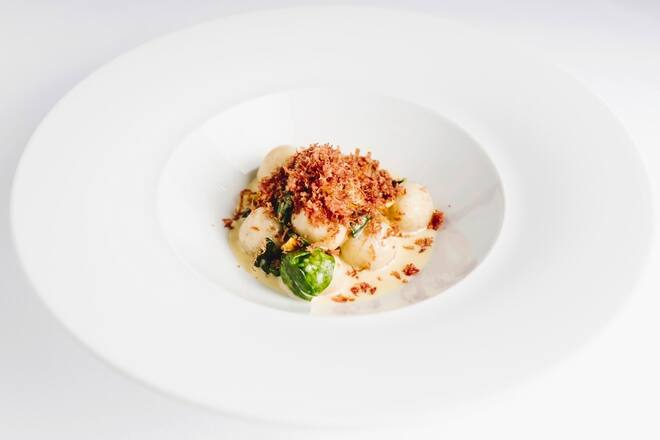 Ziger-Gnocchi an Bleu du Valais Sauce mit Spinat und Haselnüsse - Heinz Rufibach, Chefkoch vom Restaurant Prato Borni- Grand Hotel Zermatterhof, Zermatt - 2. März 2019 - Copyright Olivia Pulver