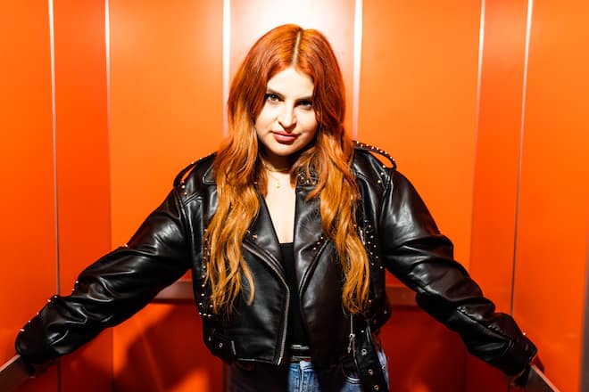 03.11.2022; Zürich/Erlenbach; KIA - Singer-Songwriterin Skyler Wind; Skyler Wind portraitiert in ihrem Wohnblock in Zürich. © Valeriano Di Domenico