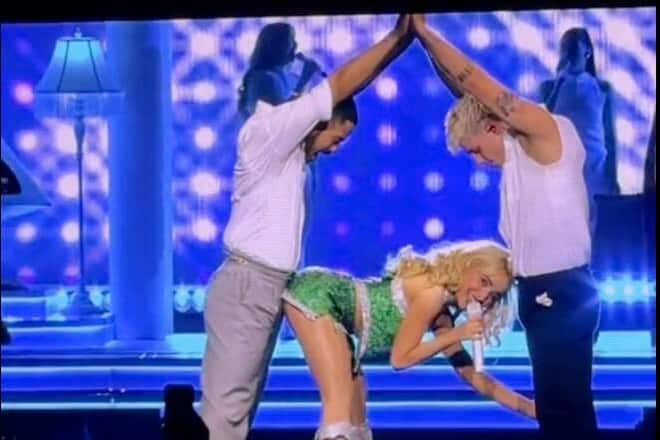 Besonders ein Moment des Abends ging viral: Während des Songs «Juno» deutete sie den «Eiffelturm» an – eine Sexposition.