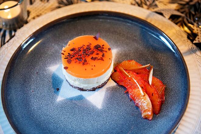 Gewinnerin Landfrauenköchin 2020, Barbara Matter, auf dem Hof, 8. Dezember 2020, Rumendingen BE, mit Ehemann Bernhard und Töchter Larina (8), Mia (5)