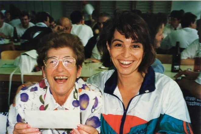 Doris Leuthard mit ihrer Mutter Ruth Leuthard an einem Turnerabend 1996