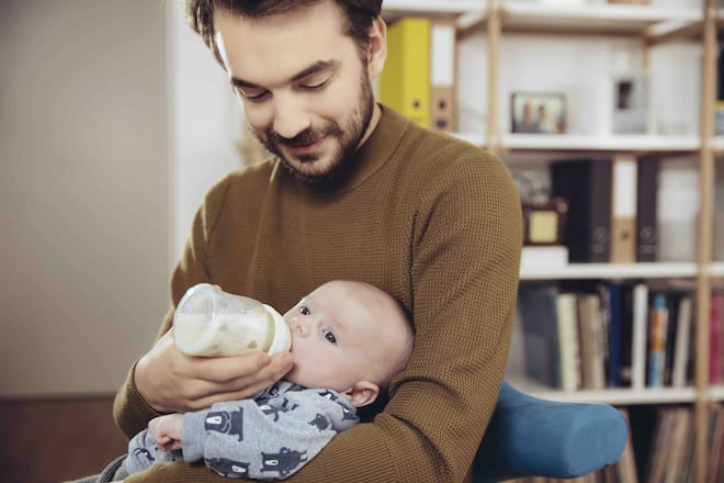 vater gibt baby fläschchen
