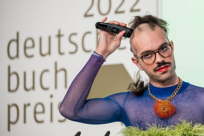 Kim de l'Horizon bei der Verleihung des deutschen Buchpreises