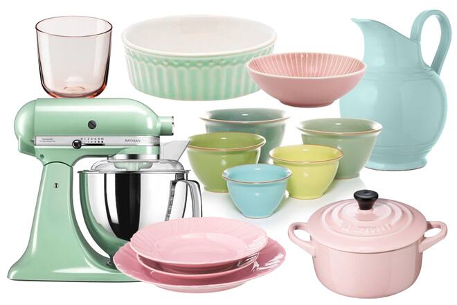 Küchenutensilien in Pastelltönen