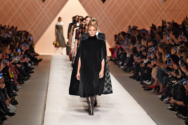 Adwoa Aboah auf dem Fendi Laufsteg