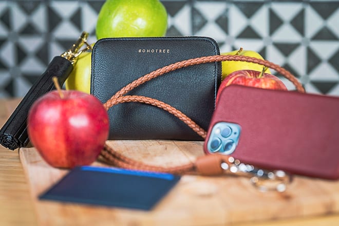 Foto: Joseph Khakshouri 09.02.2021*Portemonnaie aus Apfelleder*: Die Zürcher Brüder Lucas und Claudius Knecht stellen Lederwaren aus Ãpfeln her.Zürich (ZH)