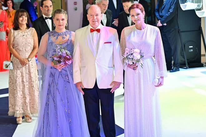 Fürst Albert mit Fürstin Charlène (r.) und mit Nichte Camille Gottlieb beim Rotkreuzball.