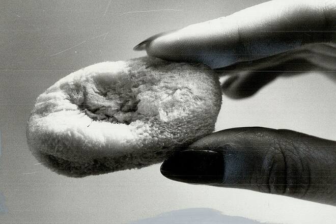 CANADA - OCTOBER 20: Alternative: Metro women are switching over to the sea sponge 'tampon' as a natural; ecological alternative. (Photo by David Cooper/Toronto Star via Getty Images)