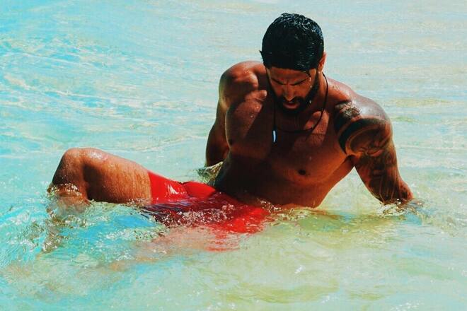 Bachelor Erkan Akyol im Wasser