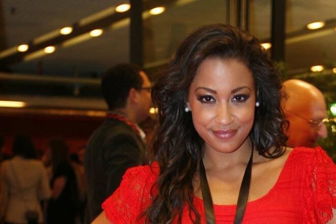 Fabienne Louves Brust-OP Frontteaser