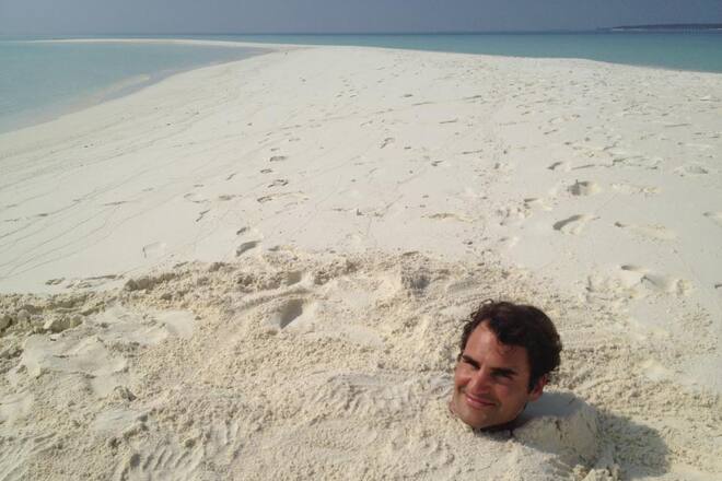 BdT_26-11-12_Roger Federer steckt bis zum Kopf im Sand