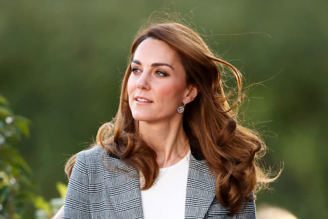 LONDON, UNITED KINGDOM - NOVEMBER 12: (EMBARGOED FOR PUBLICATION IN UK NEWSPAPERS UNTIL 24 HOURS AFTER CREATE DATE AND TIME) Catherine, Duchess of Cambridge attends Shout's Crisis Volunteer celebration event at Troubadour White City Theatre on November 12, 2019 in London, England. (Photo by Max Mumby/Indigo/Getty Images)