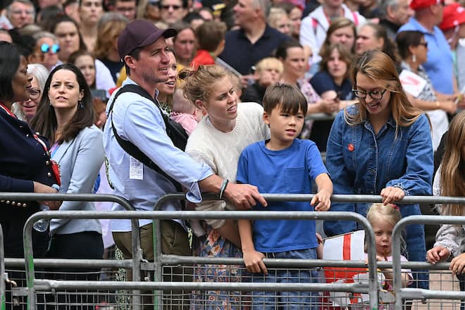 Britain's Princess Beatrice of York (C) her husband Edoardo Mozzi (CL) and children Sienna, Athena and Christopher joins fans lining the Mall waiting to greet the bus carrying the England women's national football team during the homecoming victory parade near Buckingham Palace in London on July 29, 2025 to celebrate the team winning Euro 2025. (Photo by JUSTIN TALLIS / AFP) (Photo by JUSTIN TALLIS/AFP via Getty Images)