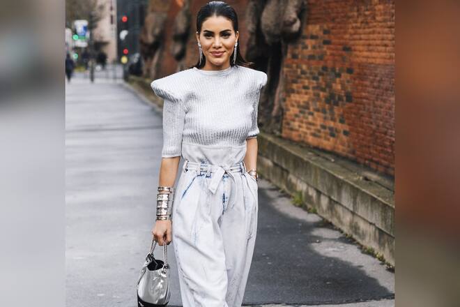 Mit dem richtigen Styling sind Paperbag-Jeans auch ideal fürs Büro.