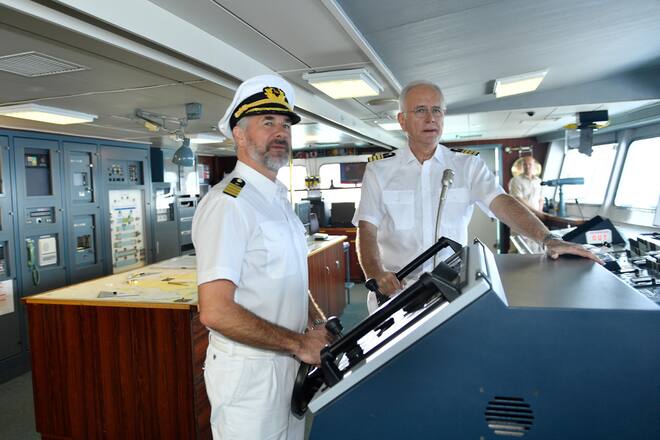Der Erste Offizier Martin Grimm (Daniel Morgenroth, l.) übernimmt das Steuer des Schiffs für die Reise nach Sambia. Oskar (Harald Schmidt) steht ihm mit Rat und Tat zur Seite.