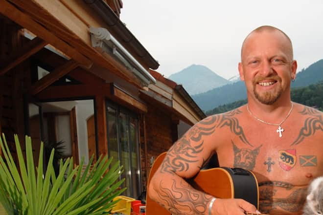 Bevor sich Gölä auf den Bau zurückzieht und sich vermehrt seiner schwangeren Freundin Heidi widmet, verabschiedet er seine Fans mit einer exklusiven CD-Box.