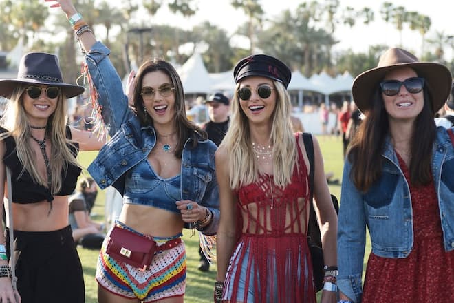 Häkel-Kleidung, Cowboy-Hüte und Co.: Die diesjährige Festival-Mode fällt einmal mehr vielfältig aus.