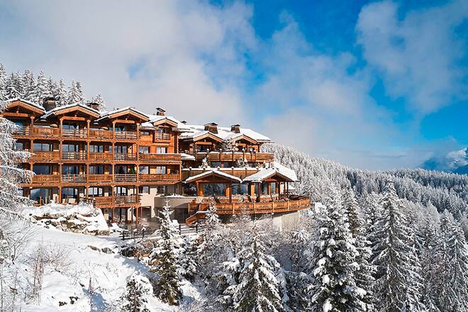 Le Crans Hotel in Crans Montana, Aussenansicht im Winter. PDF an Laurane Givel, DVM admin@dv.management und Irina Otter irina.otter@lecrans.com