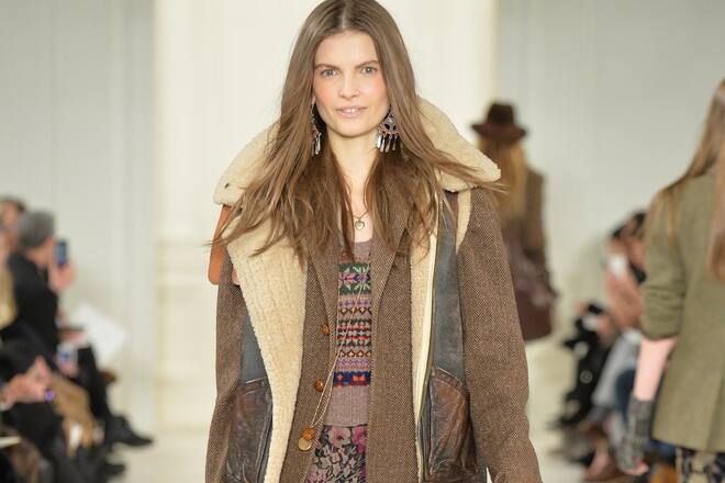 Eine Lammfellweste gehört zum perfekten Herbst-Style dazu.