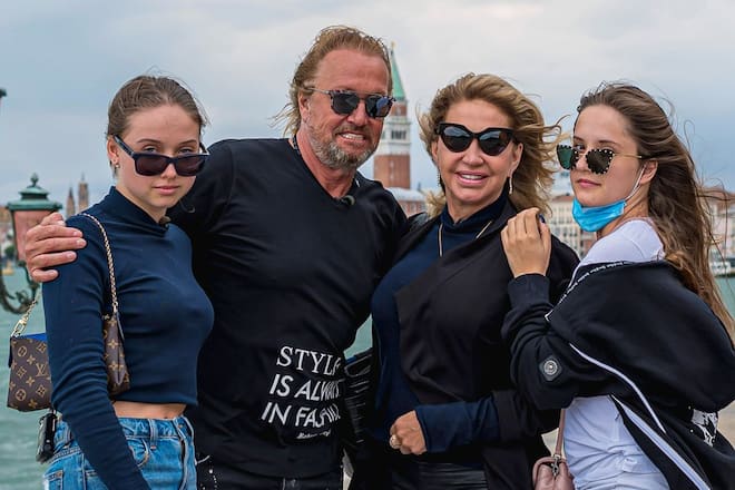 Robert und Carmen Geiss mit ihren Töchtern Shania (l.) und Davina bei Dreharbeiten in Venedig.