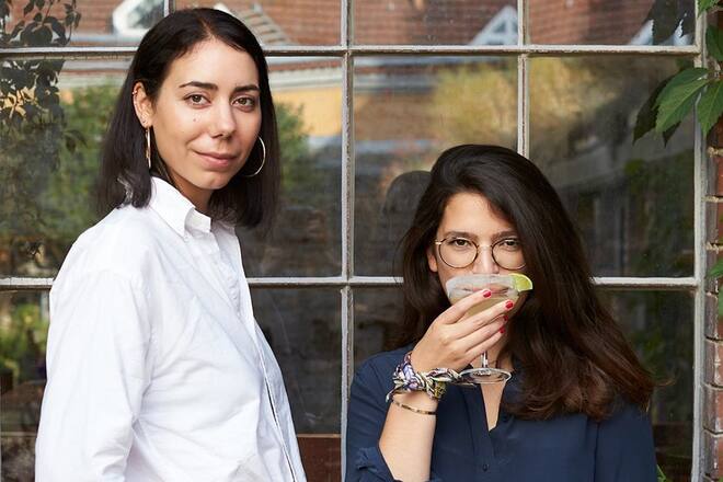 Katja Kauf (l.) und Isabella Steiner besitzen einen alkoholfreien Späti in Berlin-Kreuzberg.