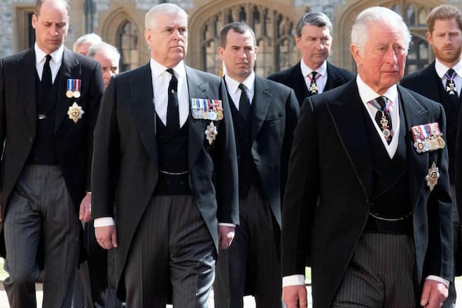 Prinz Charles (r.) hilft Andrew (2. v.r.) aus.