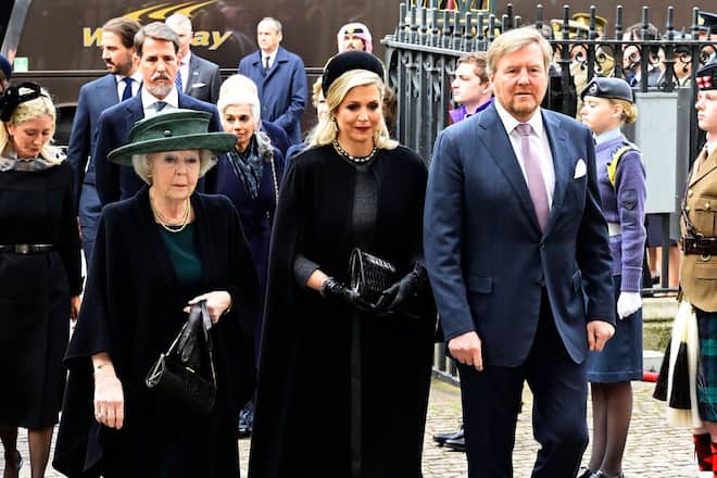 König Willem-Alexander, Máxima (Mitte) und Beatrix vor dem Gedenkgottesdient für Prinz Philip.
