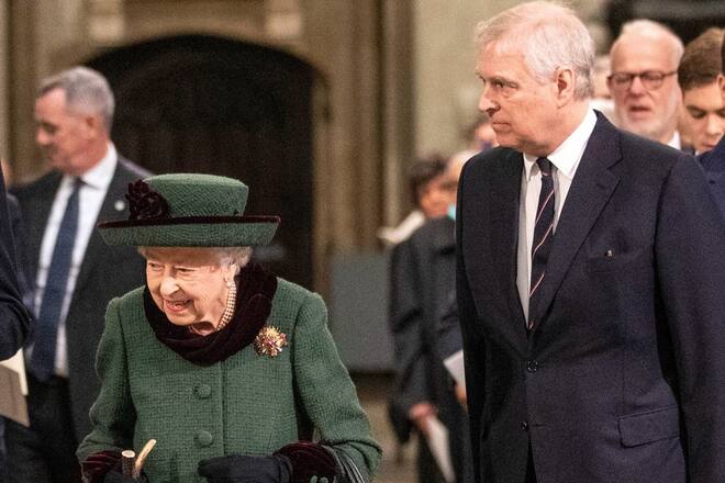 Queen Elizabeth II. zeigte sich beim Gedenkgottesdient für Prinz Philip mit ihrem Sohn, Prinz Andrew.