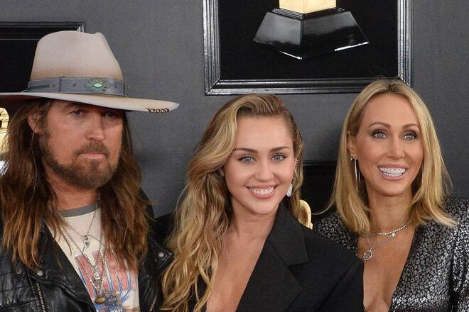 Miley Cyrus (Mitte) mit ihrem Vater Billy Ray und Mutter Tish Cyrus.