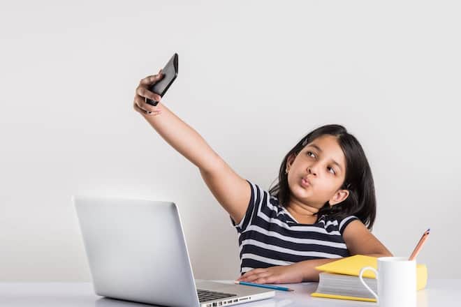 Den ganzen Tag Selfies schießen? Eltern können die Funktionalität von Smartphones für ihre Kinder einschränken.