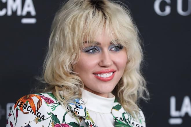 Miley Cyrus trägt den angesagten "Jagger".