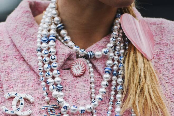 Der Chanel-Klassiker Tweed erlebt 2022 ein Comeback in der Mode.