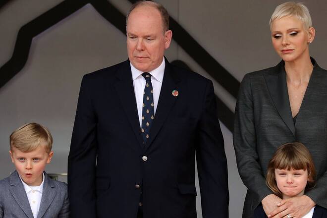 Fürst Albert II., Fürstin Charlène von Monaco und die beiden Kinder Jacques und Gabriella.