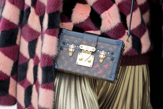 Goldene Schnallen machen die Box Bags von Louis Vuitton optisch zu kleinen Schatztruhen.