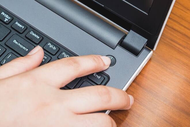 Mit den folgenden Tipps lässt sich an Laptop und PC Strom sparen.