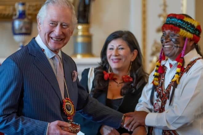 Der Anführer eines indigenen Stammes überreichte Charles eine selbstgemachte Kette.