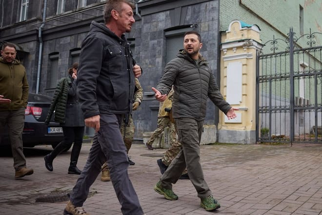 Hollywood-Star Sean Penn (li.) macht sich Sorgen um Ukraine-Präsident Wolodymyr Selenskyj.