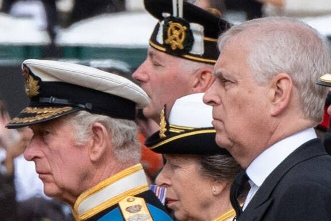 König Charles III. (li.) und sein jüngerer Bruder Prinz Andrew bei der Beerdigung von Queen Elizabeth II.