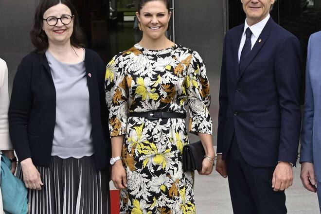 Victoria von Schweden fühlt sich sichtlich wohl in ihrem Blumenkleid.