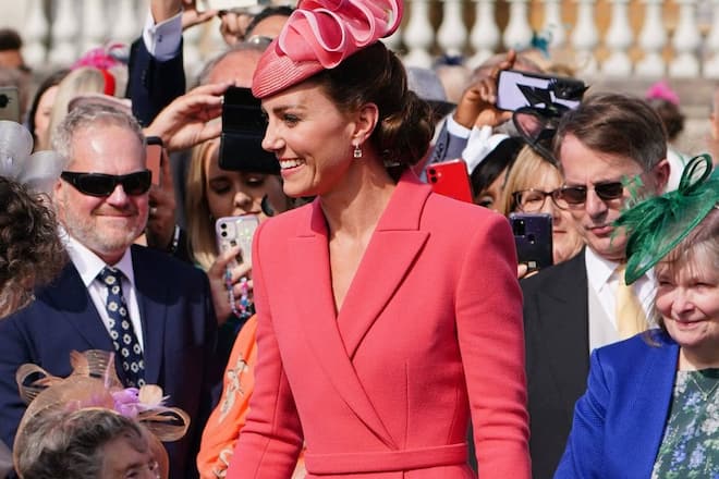 Die Anwesenden scharten sich bei einer Gartenparty um Herzogin Kate.