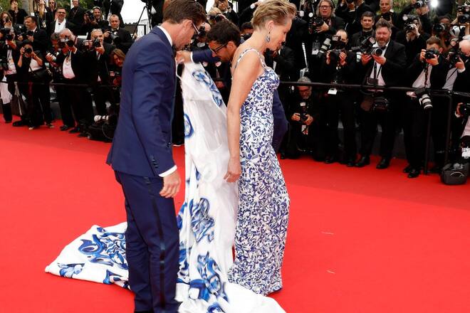 Sharon Stone legte auf dem roten Teppich in Cannes die Schleppe ihres Kleides ab.