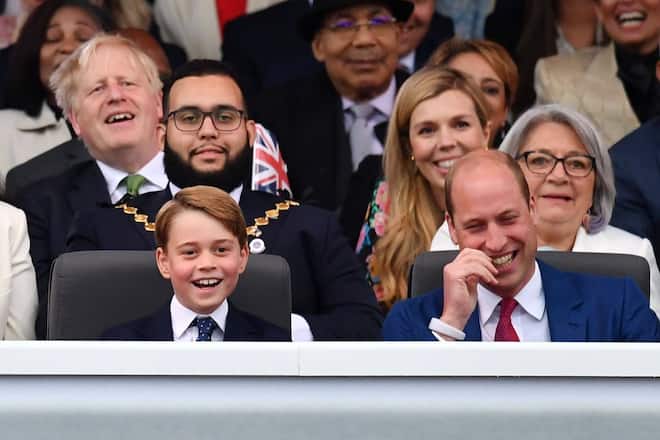 Prinz George und Prinz William amüsieren sich beim Konzert zum Platinjubiläum der Queen.