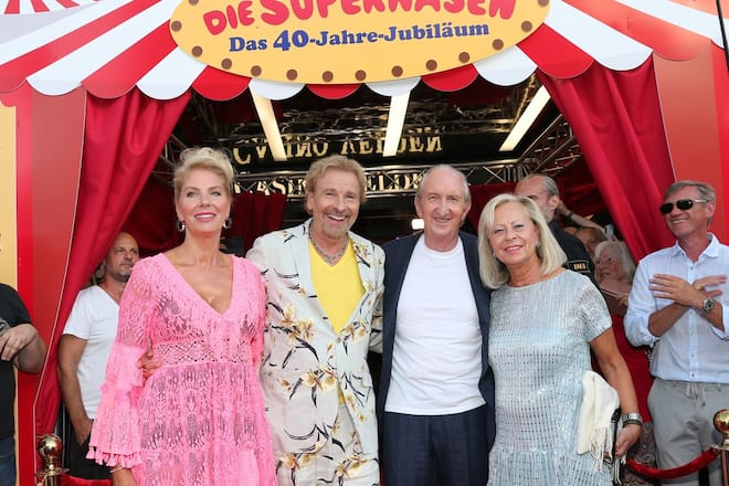 Karina Mroß, Thomas Gottschalk, Mike Krüger und Birgit Loeper (v.l.n.r.) auf dem "Supernasen"-Event.