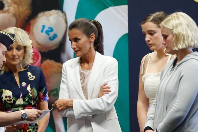 Jill Biden, Königin Letizia sowie Finnegan und Maisy Biden (r.) in einem Flüchtlingszentrum am Dienstag in Madrid.