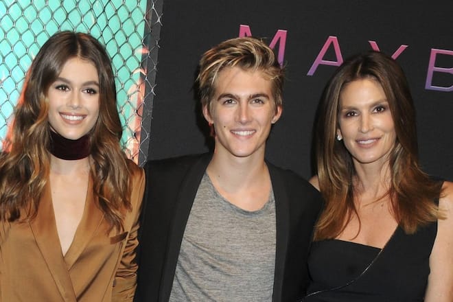 Die Ähnlichkeit ist nicht zu übersehen: Cindy Crawford mit ihren Kindern Presley und Kaia (v.r.n.l.).