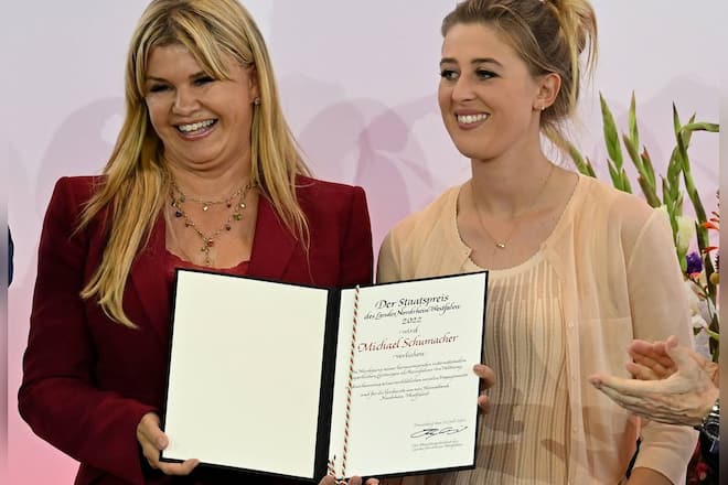 Ehefrau Corinna (l.) und Tochter Gina-Maria Schumacher nahmen für Michael Schumacher den NRW-Staatspreis entgegen.